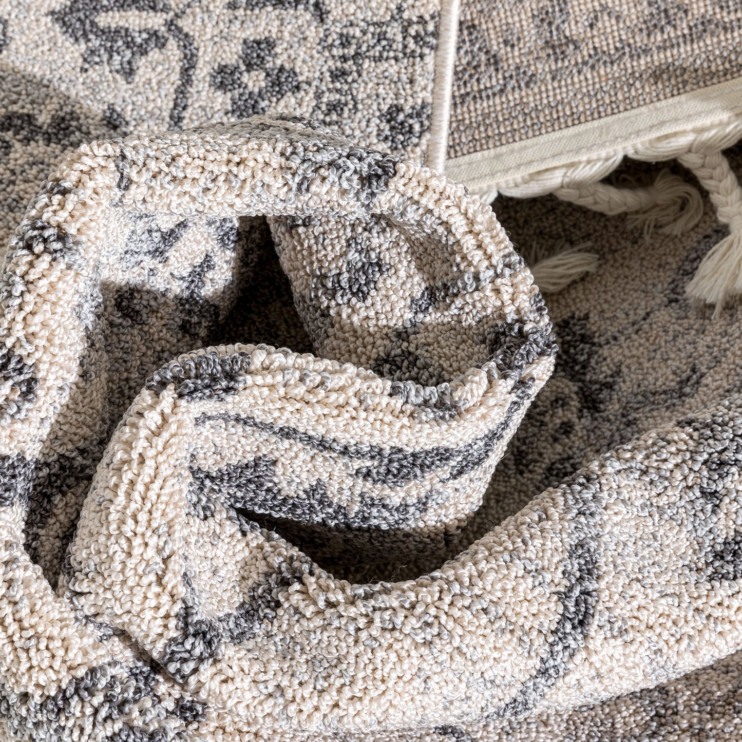 Valentina Oriental Medallion Pattern Ivory Grey Kilim-Style Rug